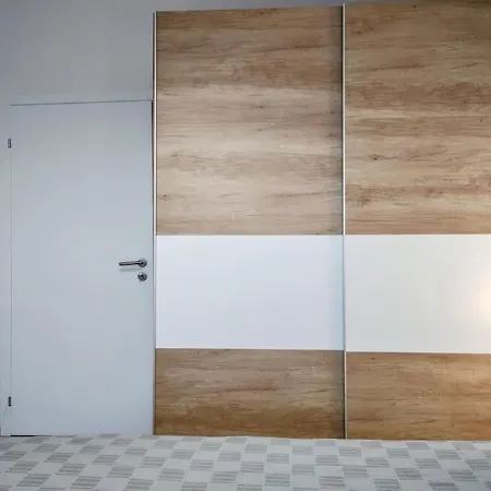 Ltt - Near Airport, Spacious, Sunny