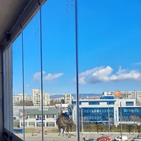 Ltt - Near Airport, Spacious, Sunny Apartment *