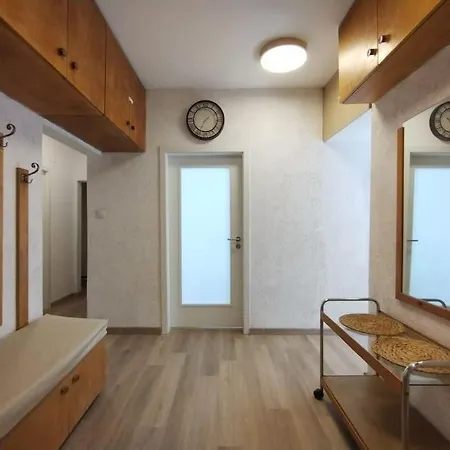 Ltt - Near Airport, Spacious, Sunny *