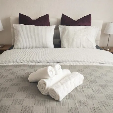 Ltt - Near Airport, Spacious, Sunny Apartment
