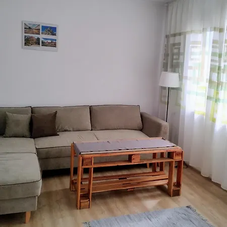 Ltt - Near Airport, Spacious, Sunny *